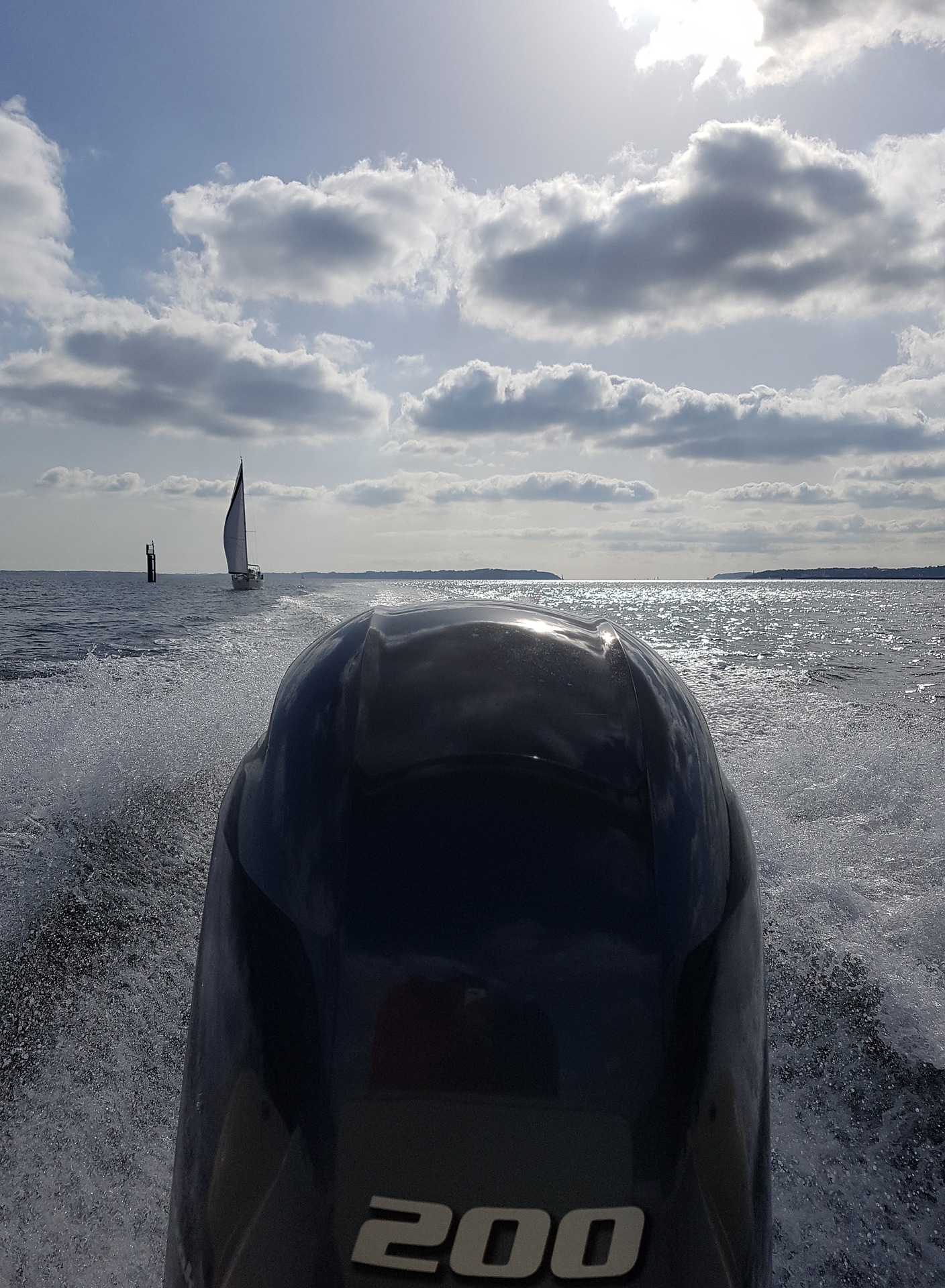 moteur hors bord de bateau en navigation