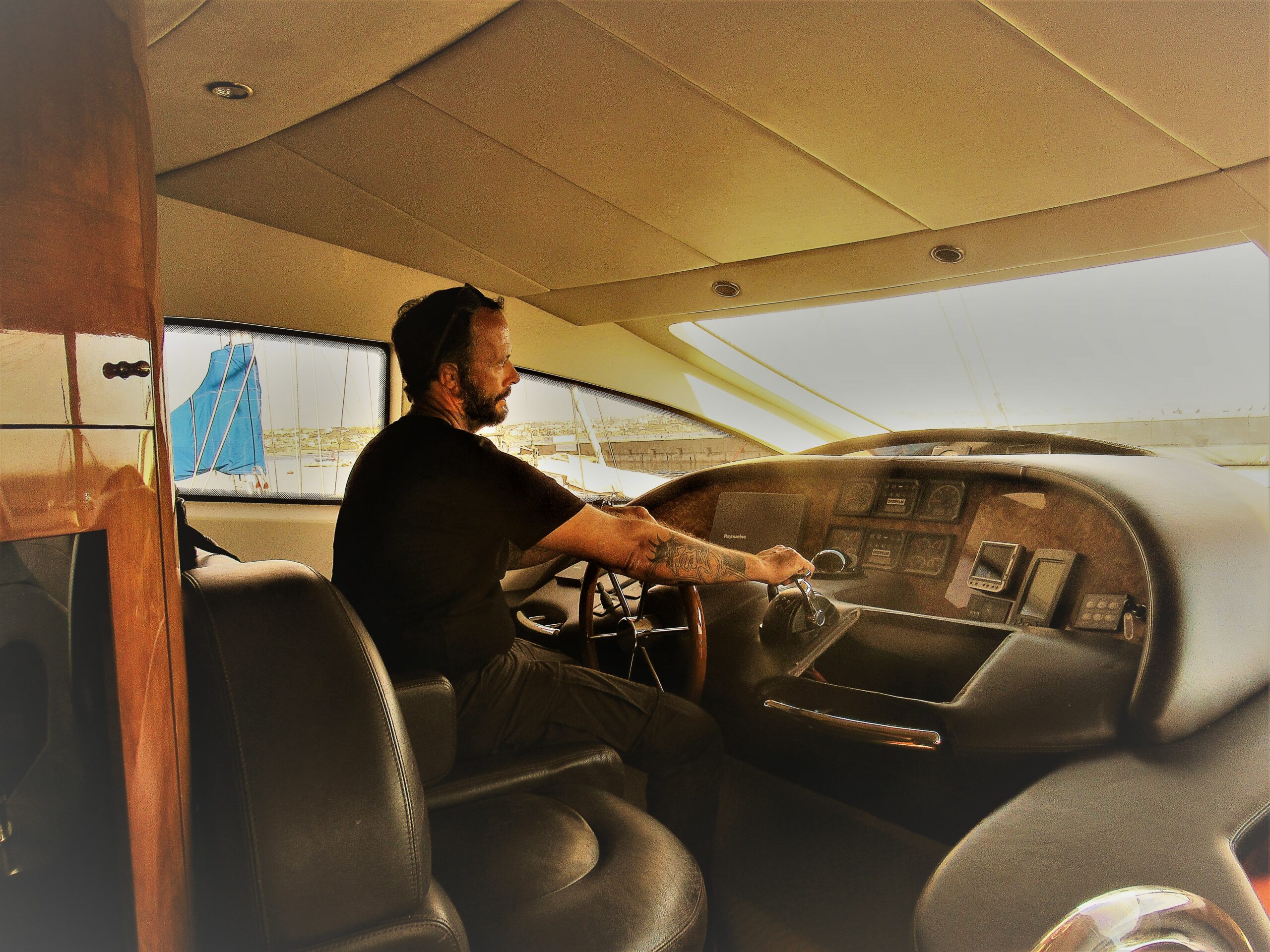 Pilote à la barre bateau moteur
