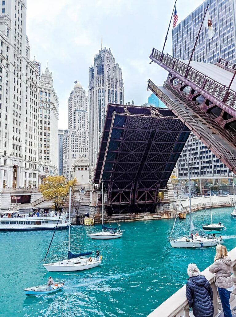 bateaux dans la baie de Chicago sous le pont levant