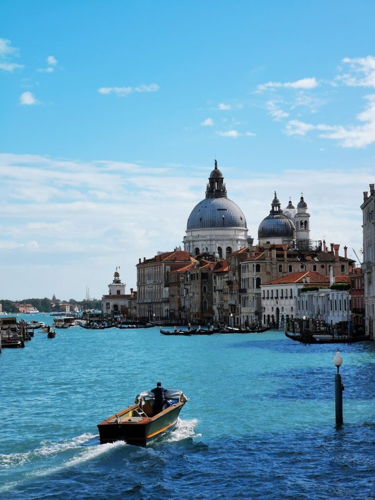 bateau à moteur à Venise